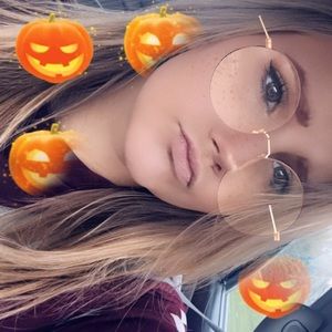 Meet your Posher, Emelia